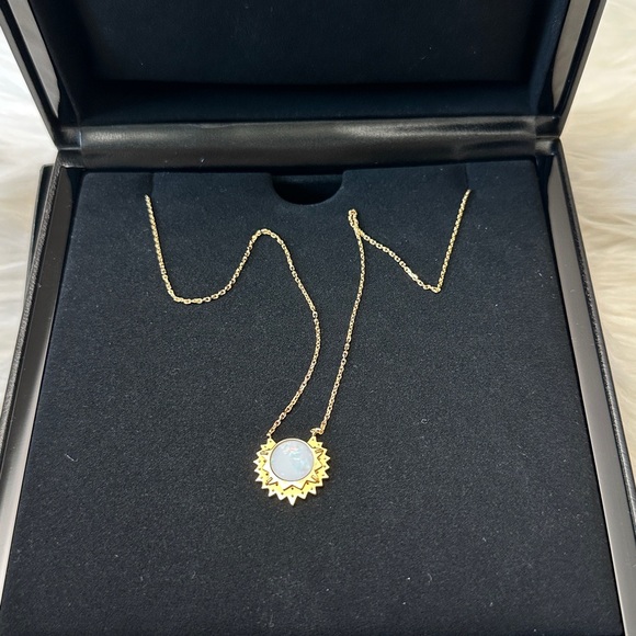 PIAGET
Sunlight 18k Rose Gold Mother of Pearl & Diamond Pendant Necklace - Picture 5 of 8